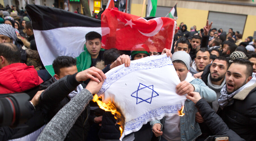 Auf einer Anti-Israel-Demo wird eine Israel-Flagge verbrannt. Foto: picture alliance/Jüdisches Forum für Demokratie und gegen Antisemitismus e.V./dpa