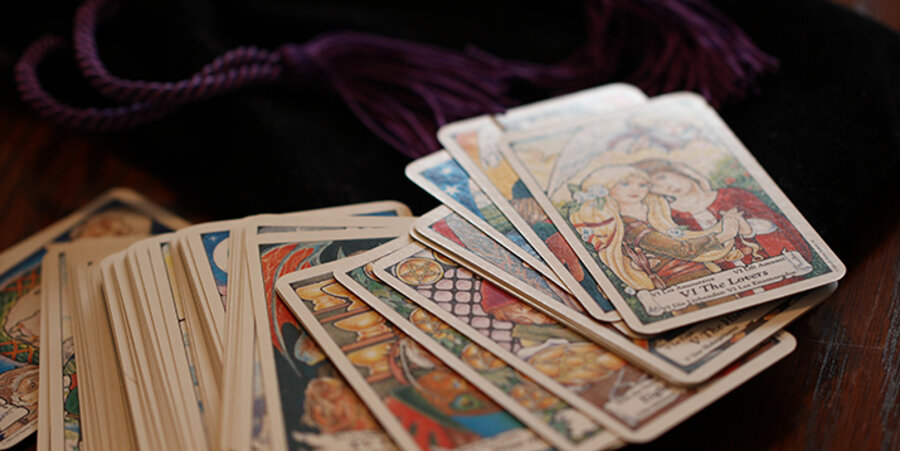 Oft verwenden Wahrsager auch Tarotkarten, um Aussagen über die Zukunft zu treffen. Foto: pixabay.com