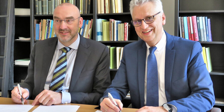 v. l.: Prof. Dr. Roel Kuiper (TU Kampen) und Prof. Dr. Stephan Holthaus (FTH Gießen) bei der Vertragsunterzeichnung. Foto: FTH Gießen