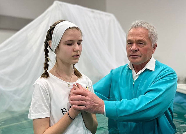 Eine Jugendliche lässt sich in der Ukraine taufen. Foto: privat