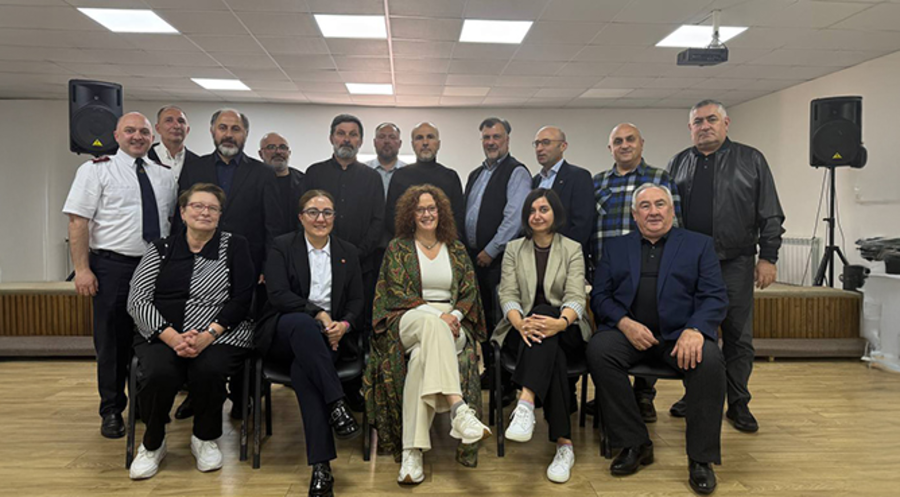 Mitglieder der Evangelischen Allianz in Georgien mit EEA-Co-Generalsekretärin Connie Duarte (Mitte sitzend). Foto: EEA