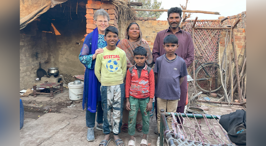 Die „freigekaufte“ pakistanische Familie Asharaf Masih. Foto: Himmelsperlen International e.V.