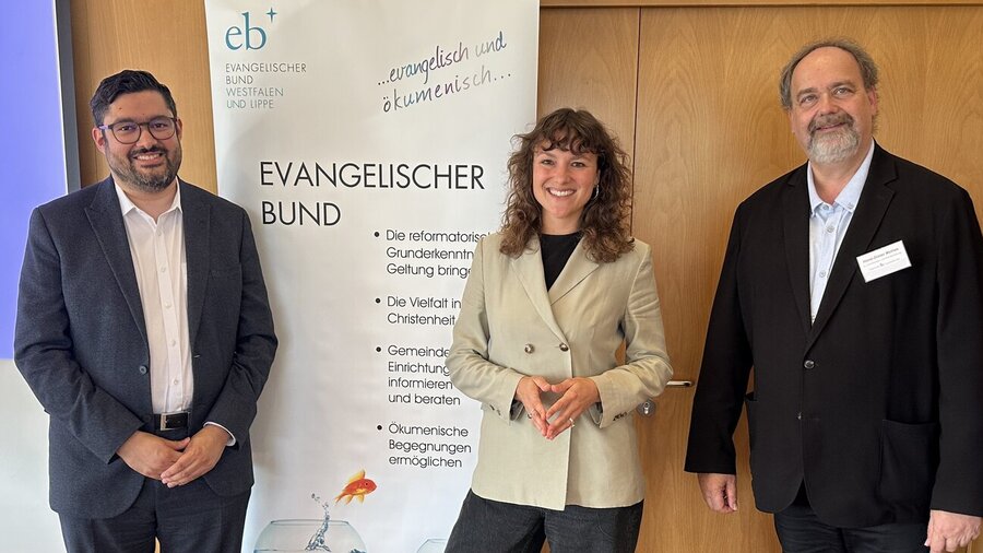 Der Theologe Jan Christian Pinsch (l.) mit der Journalistin Kyra Funk und Pfarrer Horst-Dieter Mellies bei einem Symposium über seine Studie im Juli in Detmold. 