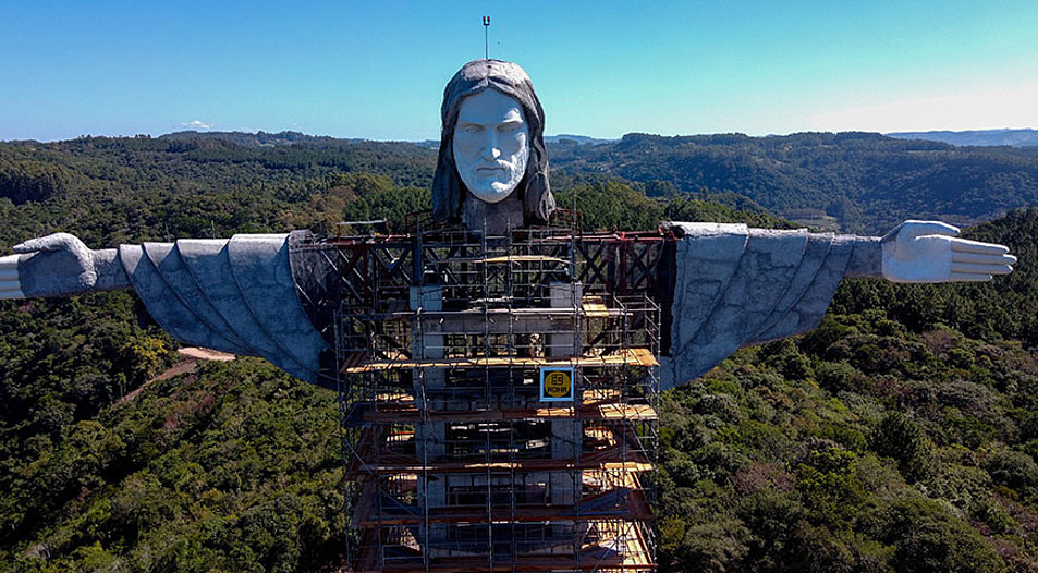 Hier befindet sich die größte Christusstatue der Welt, „Christus der Beschützer“ noch im Bau. Foto: picture alliance / ZUMAPRESS.com | Dario Oliveira
