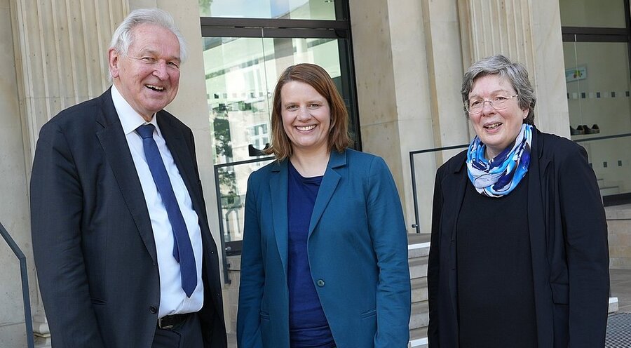 Stellten die Lehrpläne für das neue Fach „Christliche Religion“ vor (v.li.): Prälat Prof. Felix Bernard, Kultusministerin Julia Wille Hamburg und Oberlandeskirchenrätin Kerstin Gäfgen-Track. Foto: MK-Nds/Meyer