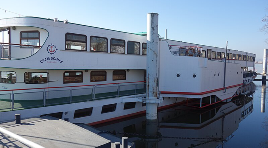 Seit 25 Jahren finden auf dem auf der Elbe liegenden CVJM-Schiff zahlreiche Veranstaltungen statt. Foto: wikimedia commons