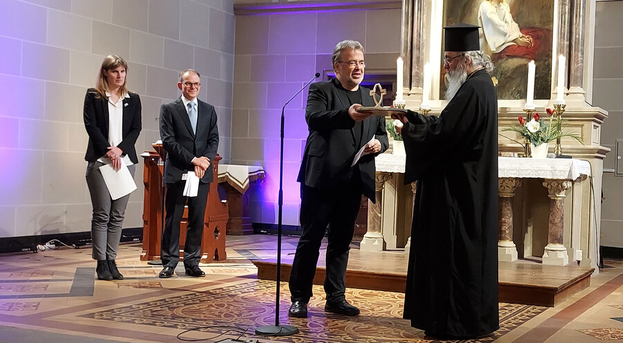 Ekkehart Vetter übergibt beim ökumenischen Gottesdienst den Staffelstab an die Gebetswoche für die Einheit der Christen, die bis zum 22. Januar stattfindet. Foto: Rainer Gremmels