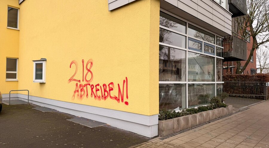 Die Täter sprühten den Schriftzug „218 abtreiben“ an die Hauswand. Foto: privat