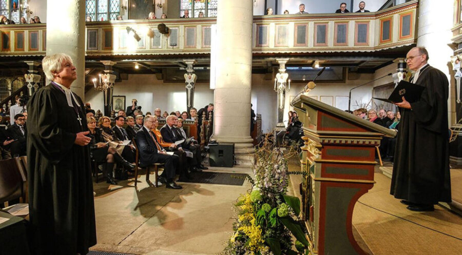 Als Landesbischof ist Karl-Hinrich Manzke (l.) – hier bei seiner Entpflichtung durch Landesbischof Ralf Meister – nun im Ruhestand. Foto: landeskirche-hannovers.de