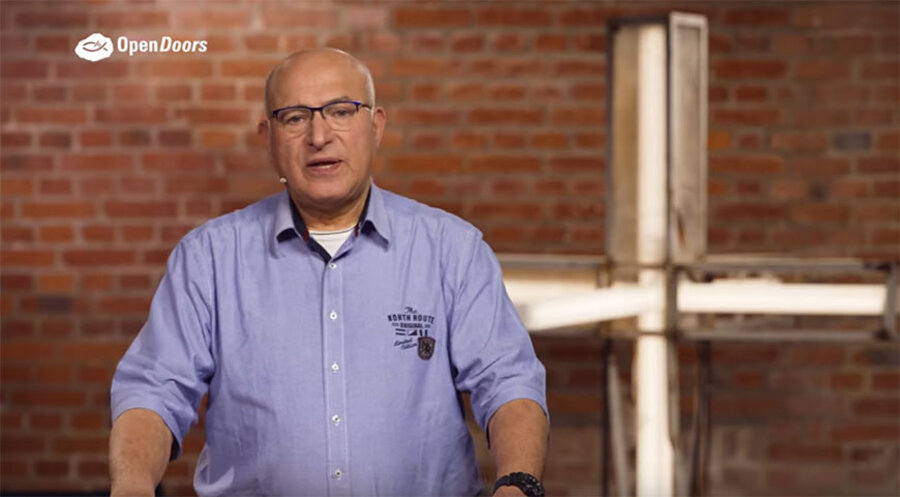 Der Vize-Präsident des Dachverbandes Algerischer Evangelischer Gemeinden, Pastor Youssef Ourahmane. Screenshot: YouTube/ Open Doors Deutschland