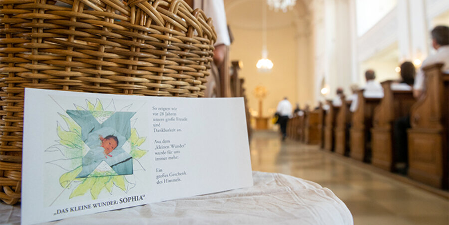 Eine Karte zum Gedenken an die getötete Studentin Sophia L. liegt vor Beginn des Trauergottesdienstes in der Evangelisch-Lutherischen Paulanerkirche. Foto: picture-alliance/Daniel Karmann/dpa