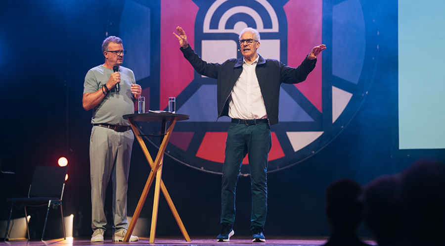 Alpha-Kurs-Entwickler Nicky Gumbel mit Übersetzer (li): „Wir sind die am meisten verbundene Generation aller Zeiten – aber auch die einsamste.“ Foto: Philippa von Wietersheim