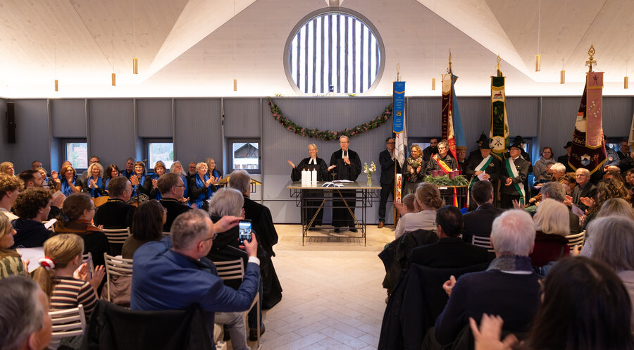 Einweihungsgottesdienst der Christuskirche in Utting: Pfarrerin Alexandra Eberhardt und Pfarrer Jochen Eberhardt. Foto: elkb/mck