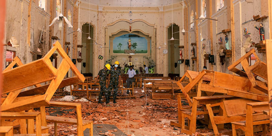 Sicherheitskräfte in der St. Sebastian Kirche, wo die Attentäter einen Sprengsatz gezündet hatten und viele Christen in den Tod rissen. Foto: picture-alliance/NurPhoto
