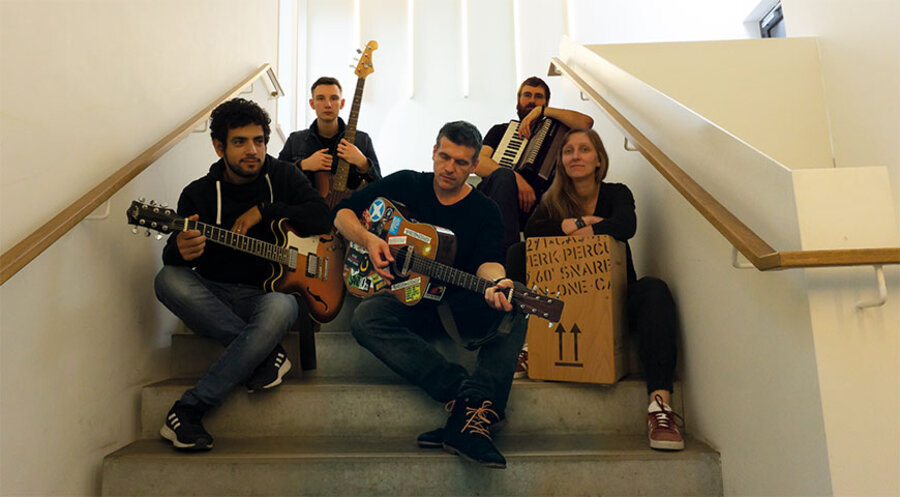 Die Münchner Band „The Train Rockers“, v.l.n.r.: vorn: Suleyman Bayram, Frank Angerer, Chrissie Wirth; hinten: Samuel Laubert, Richard Harvey. Foto: The Train Rockers