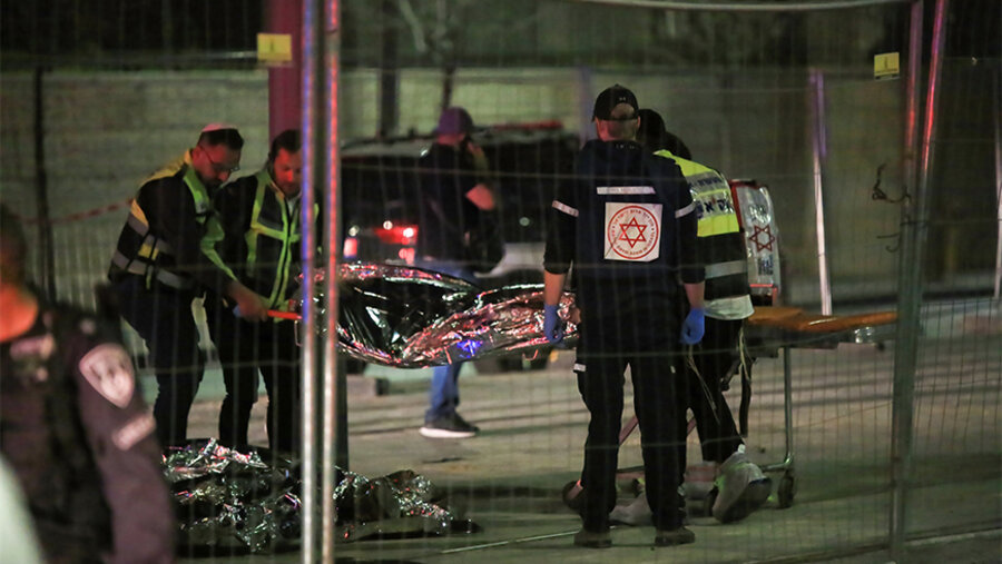 Die Polizei transportiert einen der sieben Getöteten ab. Foto: picture alliance / ZUMAPRESS.com | Saeed Qaq