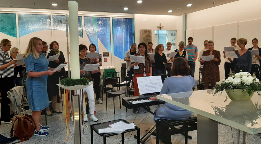 Derzeit singen 35 Mitarbeiter am Flughafen München im Chor. Foto: Christine Stöhr