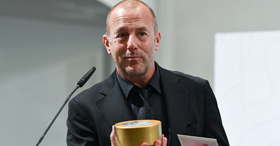 Der Schauspieler Heino Ferch mit dem „Goldenen Kompass”. Foto: Annegret Hilse