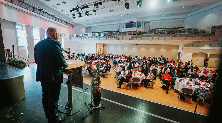 Prof. Stephan Holthaus sprach vor rund 200 Gästen. Foto: IDEA/Matthias Schmitt