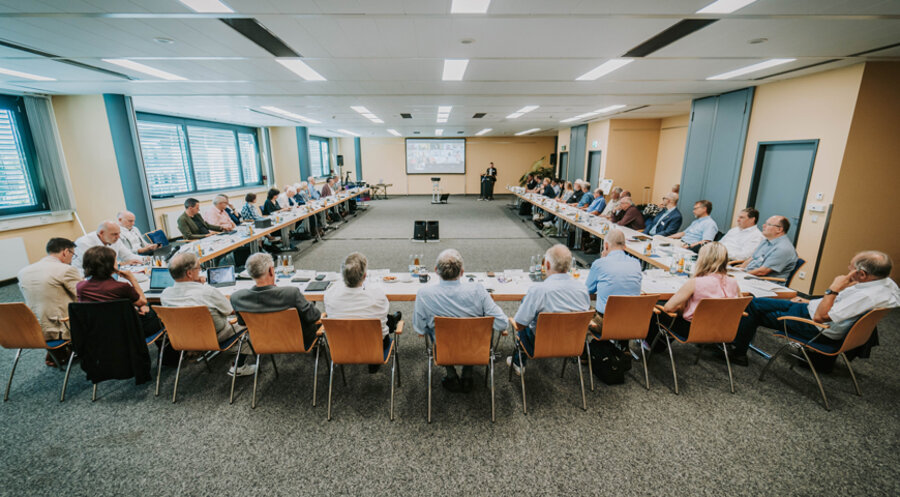 Bei der Andacht auf der Mitgliederversammlung. Foto: IDEA/Matthias Schmitt
