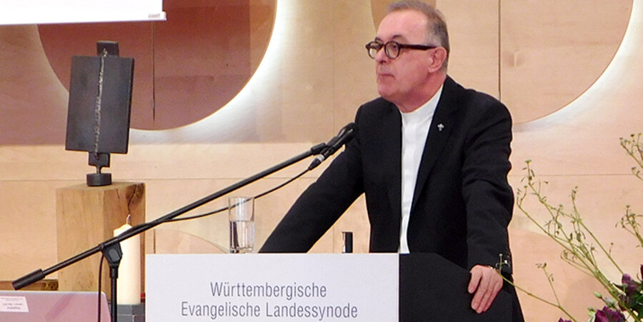 Der Landesbischof der Evangelischen Landeskirche in Württemberg, Frank Otfried July, bei der Frühjahrstagung der Landessynode in Stuttgart. Foto: idea/Schillinger