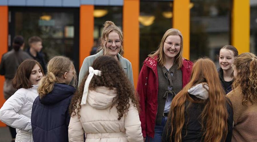 Die Zwillinge Josefine (links) und Estelle Jung auf dem Pausenhof mit Schülerinnen. Foto: Amy Wechter