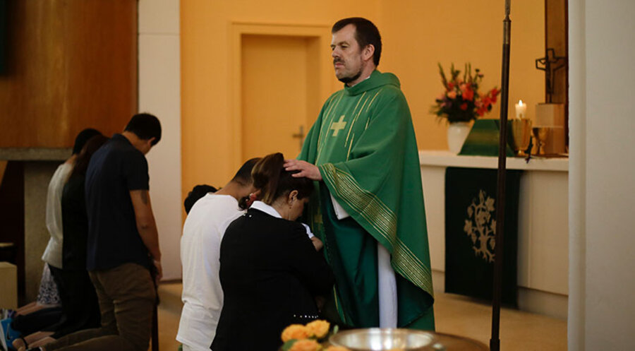 Pfarrer Gottfried Martens beim Gebet für Christen aus dem Iran. Foto: picture-alliance/AP Photo|Markus Schreiber