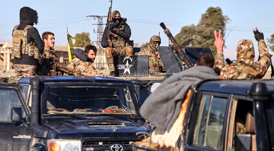 In Nordsyrien verschärfen sich die Kämpfe zwischen Soldaten der kurdisch geführten Syrischen Demokratischen Kräfte (SDF) und Regierungstruppen. Foto: picture alliance ASSOCIATED PRESS/Baderkhan Ahmad