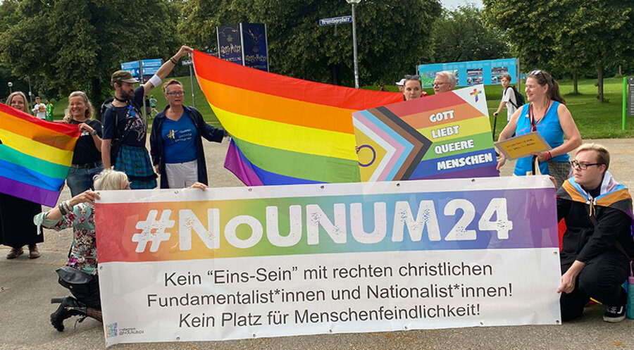Die Demonstranten protestierten gegen „christlichen Fundamentalismus“. Foto: IDEA/Karsten Huhn