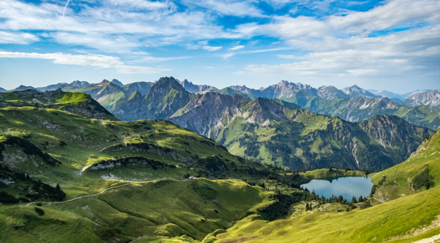 Panoramablick in die Allgäuer Alpen. Foto: iStock/mindscapephotos