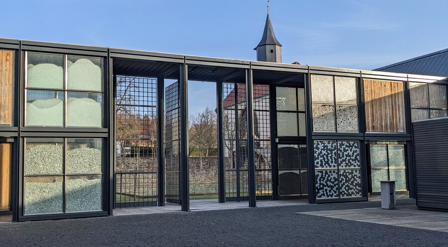 Der Christus-Pavillon ist einer der modernsten Kirchenbauten Deutschlands. Ein lichtdurchfluteter Kubus mit Außenwänden, gefüllt mit allerlei Objekten wie alten Kassetten, Zahnbürsten und Holzspänen. Foto: Luca Kleine-Besten