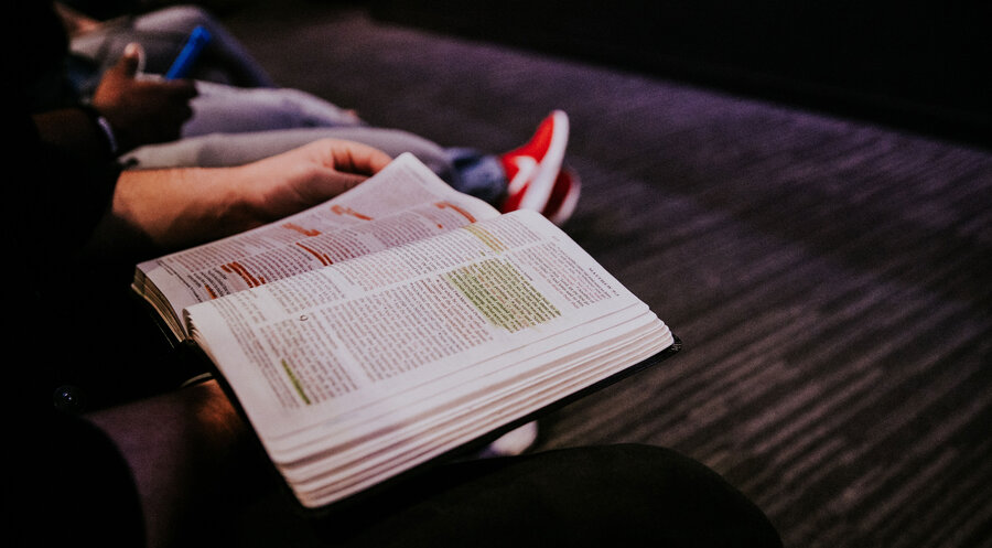 Jonathan de Oliveira empfiehlt Familien, jeden Tag etwa 20 Minuten gemeinsam die Bibel zu lesen. Symbolfoto: unsplash.com