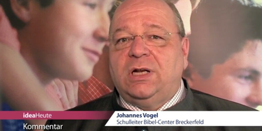 Der Leiter des Bibel-Centers, Johannes Vogel, gab einen Kommentar für die Nachrichtensendung "ideaHeute". Screenshot: idea