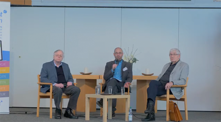 An der Diskussion nahmen der Christ Jürgen Spieß (links) und der Atheist Joachim Kahl (rechts) teil. Moderiert wurde das Gespräch von Alexander Fink (Mitte). Screenshot: YouTube/SMD