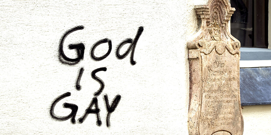 „Gott ist schwul" wurde an die Außenwand der Stadtpfarrkirche in Bad Tölz geschmiert. Foto: picture-alliance/SZ Photo
