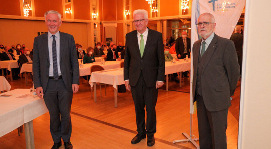 v. l.: Landesbischof Jochen Cornelius-Bundschuh, Ministerpräsident Winfried Kretschmann und Synodalpräsident Axel Wermke. Foto: ekiba/David Groschwitz