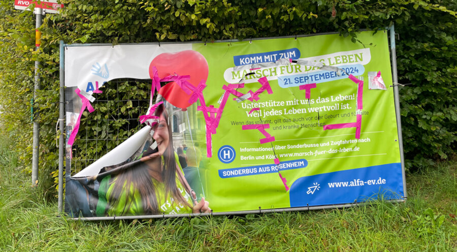 Ein zerstörtes Transparent der „Aktion Lebensrecht für Alle“ in Oberbayern. Foto: Sepp Moosreiner