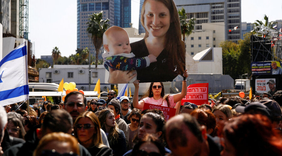 Menschen in Tel Aviv nehmen Anteil am Tod von Shiri Bibas und ihren beiden Kindern. Foto: picture alliance / REUTERS | Shir Torem