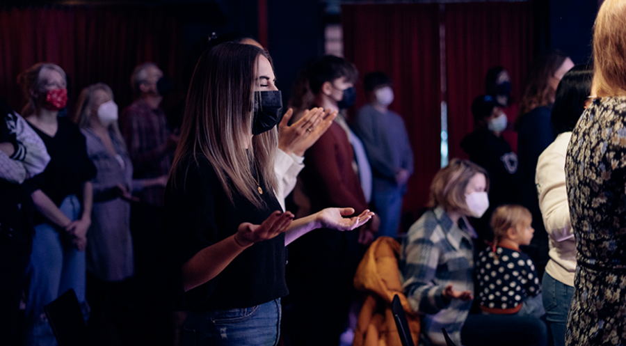 Besucher beim ersten Gottesdienst in Bergisch Gladbach. Foto: Citychurch Köln