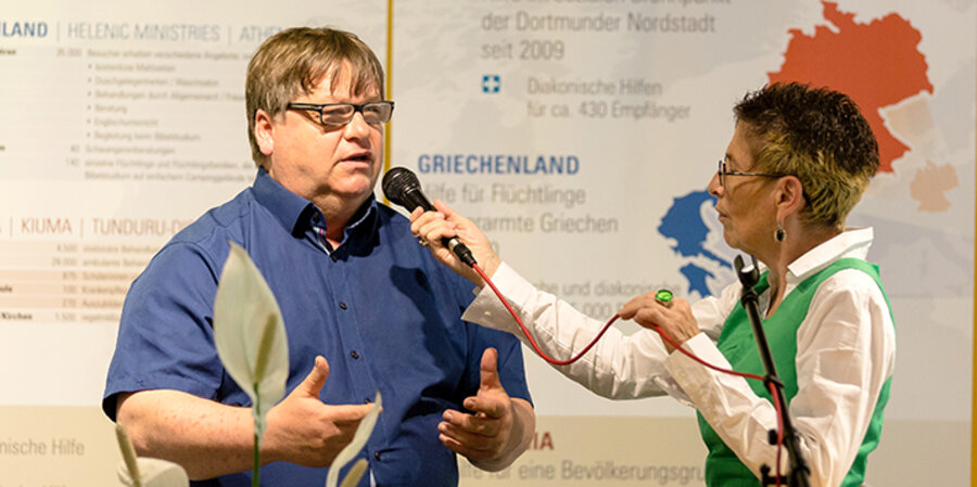 Der Leiter des Dortmunder Jugend- und Familienzentrums „Stern im Norden“, Norbert Grieswald im Interview mit Pfarrerin Monika Deitenbeck-Goseberg. Foto: „wortundtat“