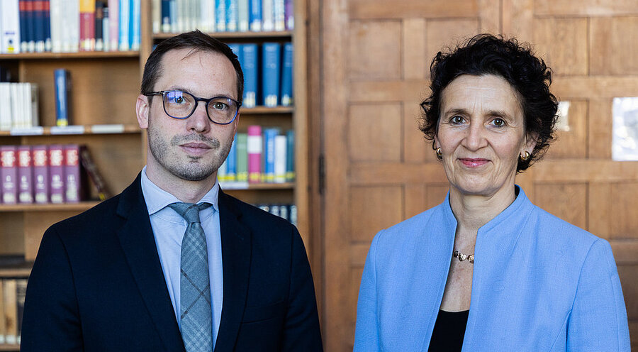 Jan Polzer, der neue Leiter des Referats Recht und Rechnungsprüfung im badischen Oberkirchenrat und Anke Spory, ständige Stellvertreterin der Landesbischöfin. Foto: Ekiba/David Groschwitz