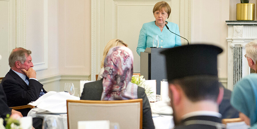 Bundeskanzlerin Angela Merkel spricht auf dem erstmaligen Empfang der Bundesregierung zum islamischen Fastenmonat Ramadan. Foto: picture-alliance/AP Photo