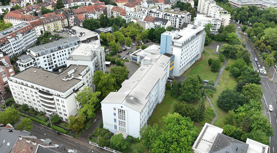 Die Luftaufnahme zeigt die Größe des EVK-Geländes mit der historischen Villa (u.r.) sowie den ehemaligen Krankenhausgebäuden, die derzeit noch das Paul Marien Hospiz beherbergen, Foto: Kernplan