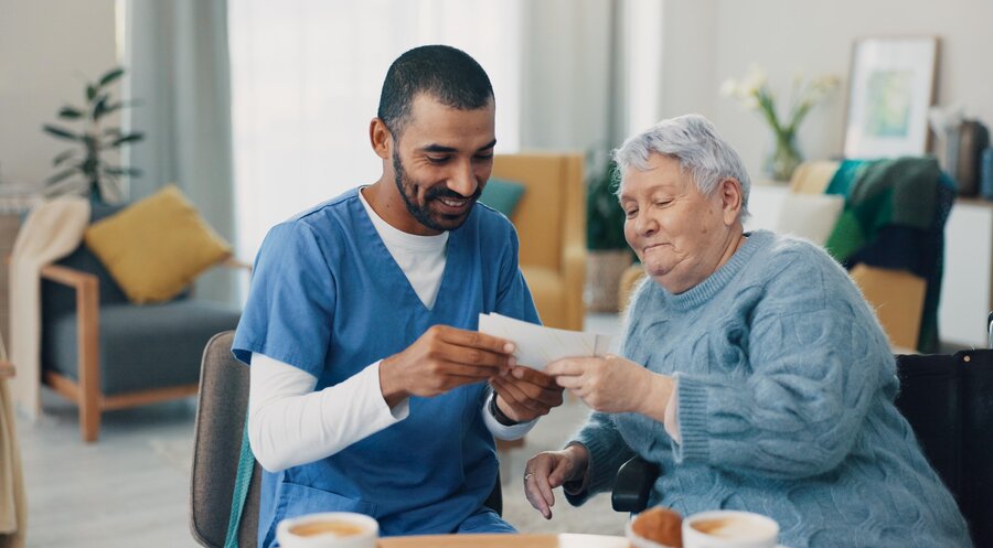 Wegen des Fachkräftemangels in der Pflege ist Deutschland auf ausländische Arbeitskräfte angewiesen. Symbolfoto: iStock/acob Wackerhausen