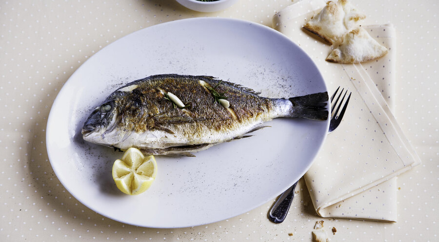 Bei Christen ist es Brauch, an Karfreitag dem Fleischgenuss zu entsagen und stattdessen Fisch zu essen. Symbolfoto: picture alliance / Food Collection | Wissing, Michael