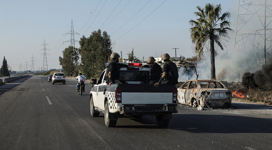 Syrische Sicherheitskräfte begleiten alawitische Familien zurück in ihre Dörfer in Latakia. Foto: picture alliance/REUTERS/Khalil Ashawi