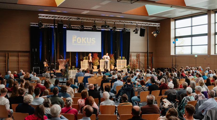 Rund 500 Besucher kamen nach Wüstenrot bei Heilbronn zu Missionskonferenz der Kontaktmission. Foto: Tim Reiner