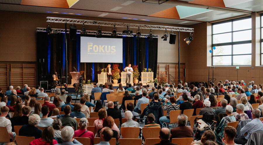 Rund 500 Besucher kamen nach Wüstenrot bei Heilbronn zu Missionskonferenz der Kontaktmission. Foto: Tim Reiner