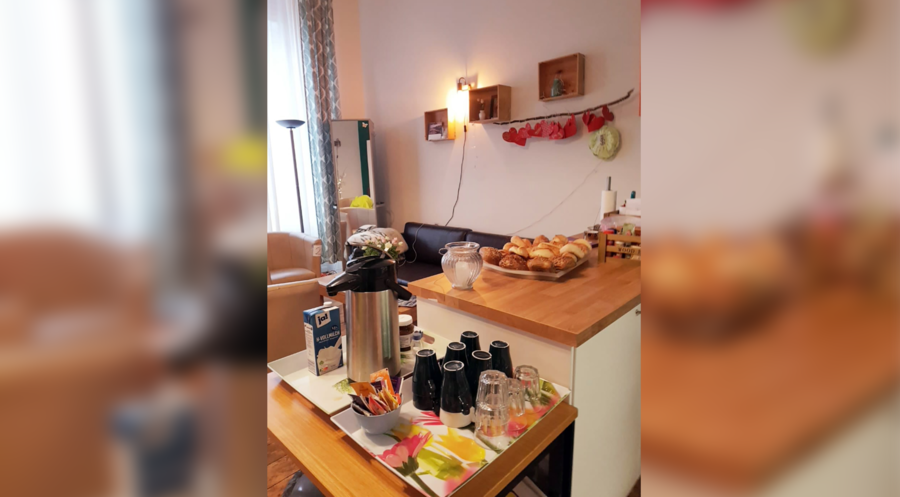 In dem Kontakt- und Beratungscafé können die Frauen essen und trinken. Foto: Neustarte e.V.