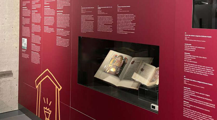 Die Weihnachtsausstellung zeigt unter anderem ein Evangelistar (Perikopenbuch) von Kaiser Heinrich III. Foto: Bibel Museum Bayern